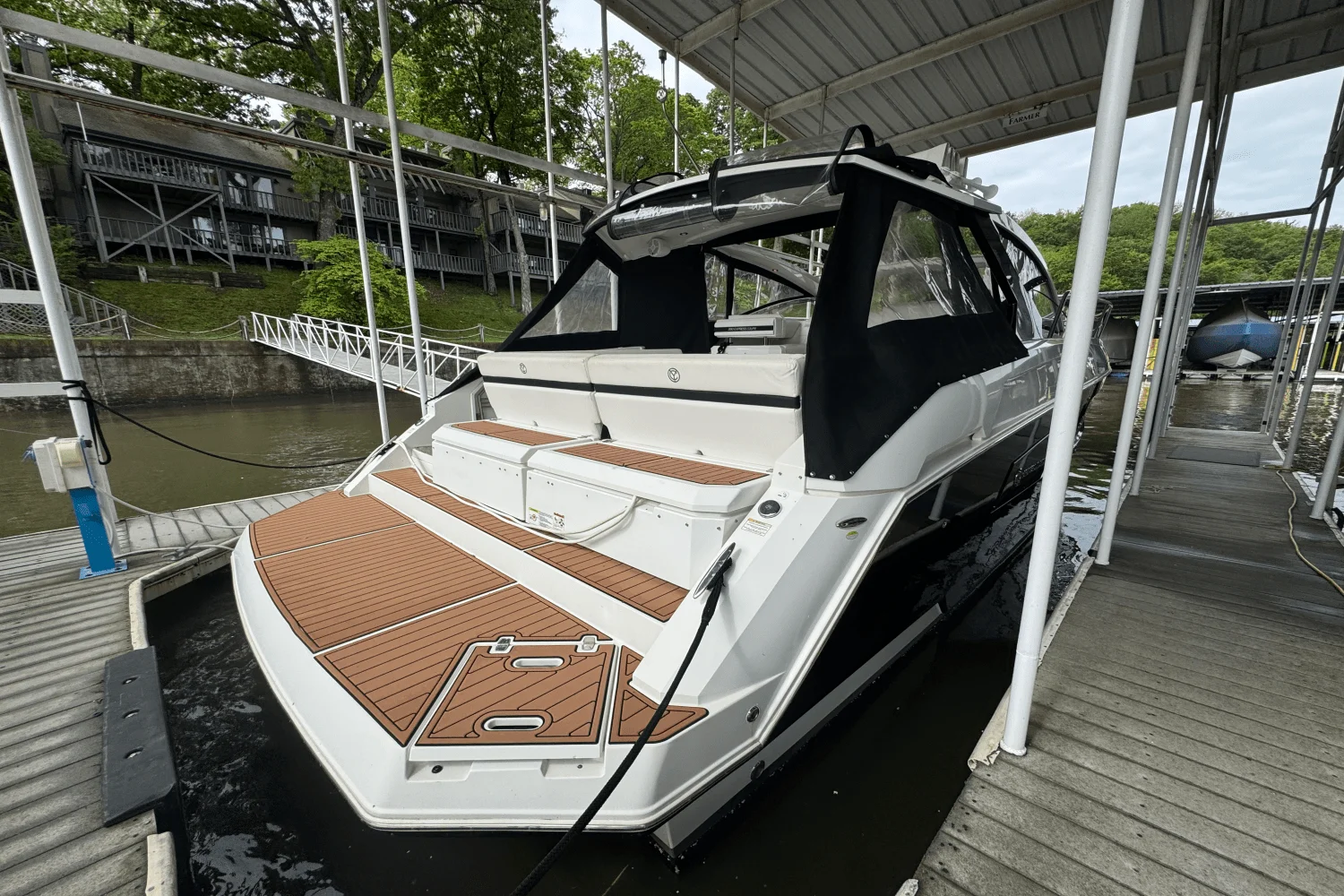 2015 Cruisers Yachts 390 EXPRESS COUPE Image Thumbnail #10