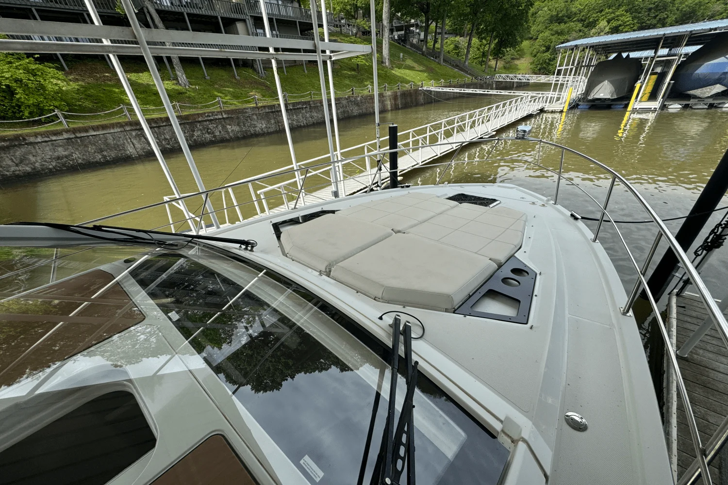 2015 Cruisers Yachts 390 EXPRESS COUPE Image Thumbnail #7