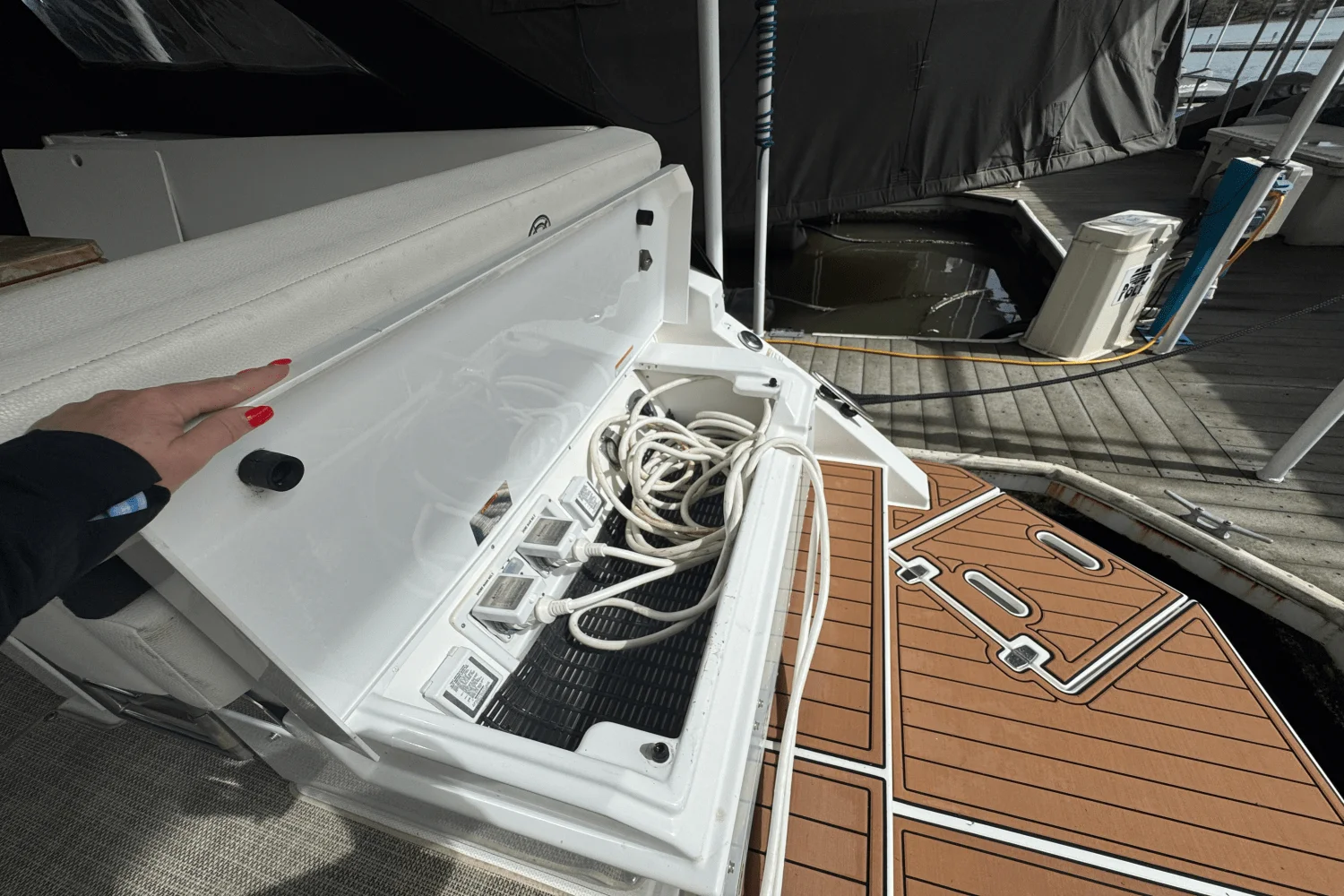 2015 Cruisers Yachts 390 EXPRESS COUPE Image Thumbnail #13