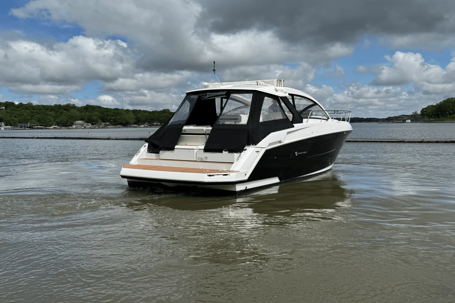 2015 Cruisers Yachts 390 EXPRESS COUPE Image Thumbnail #3