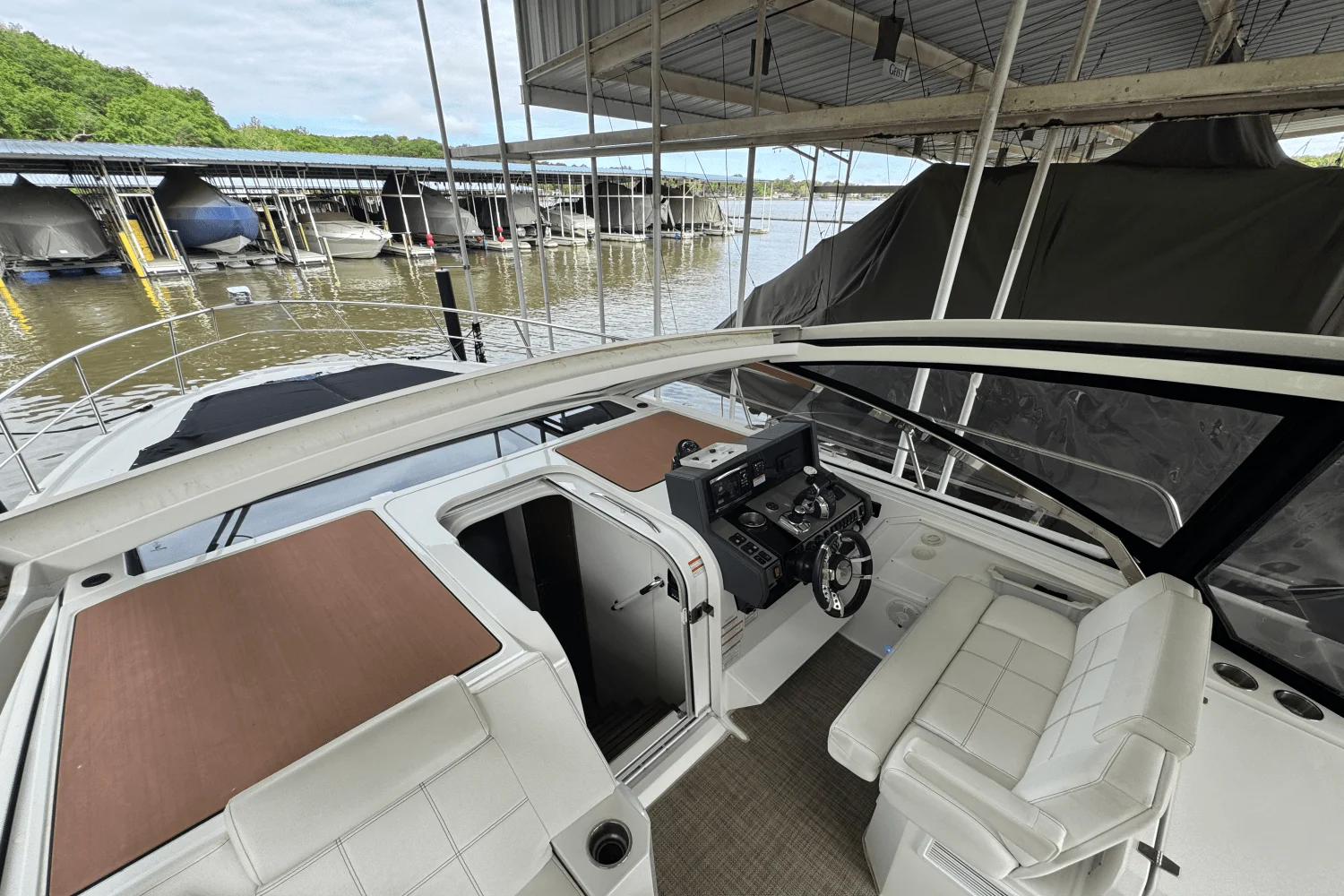 2015 Cruisers Yachts 390 EXPRESS COUPE Image Thumbnail #30