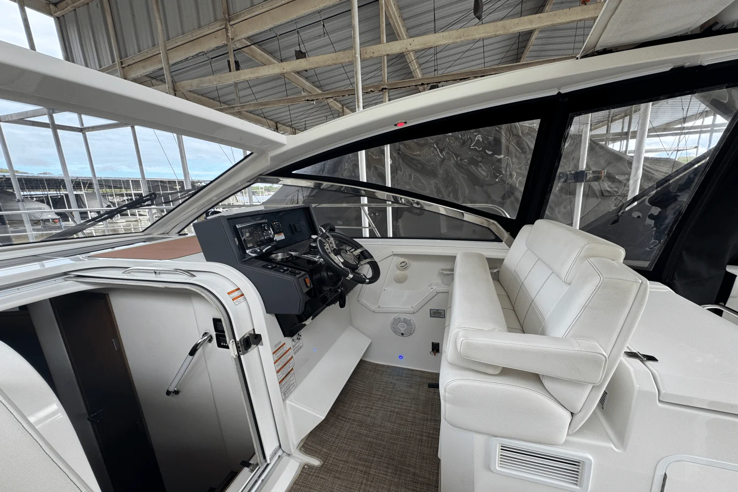 2015 Cruisers Yachts 390 EXPRESS COUPE Image Thumbnail #23