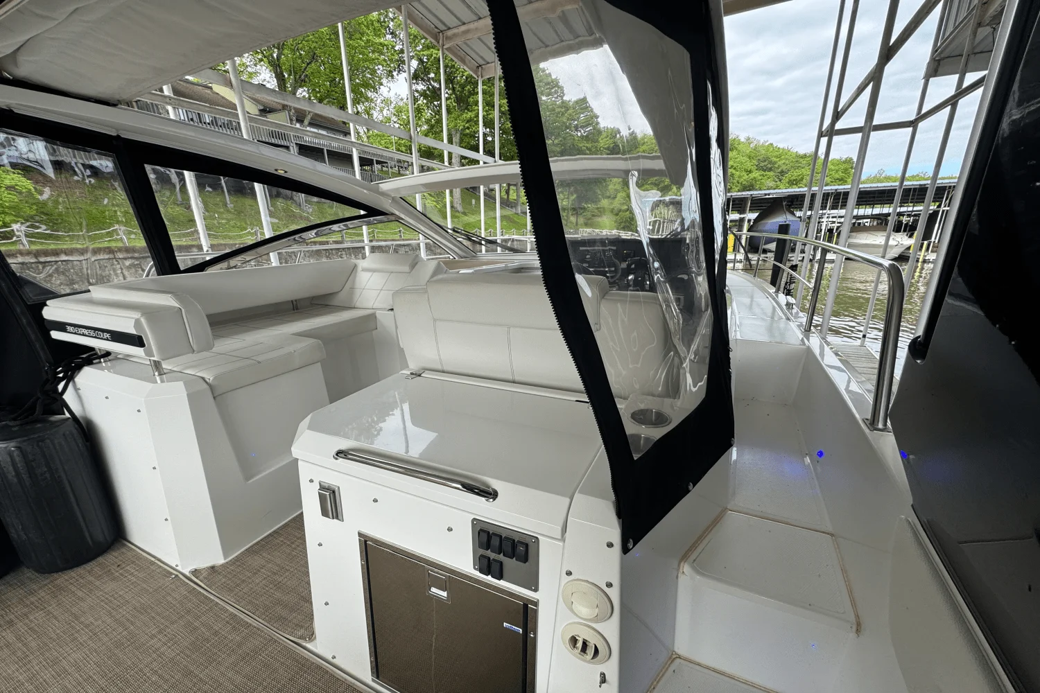 2015 Cruisers Yachts 390 EXPRESS COUPE Image Thumbnail #28