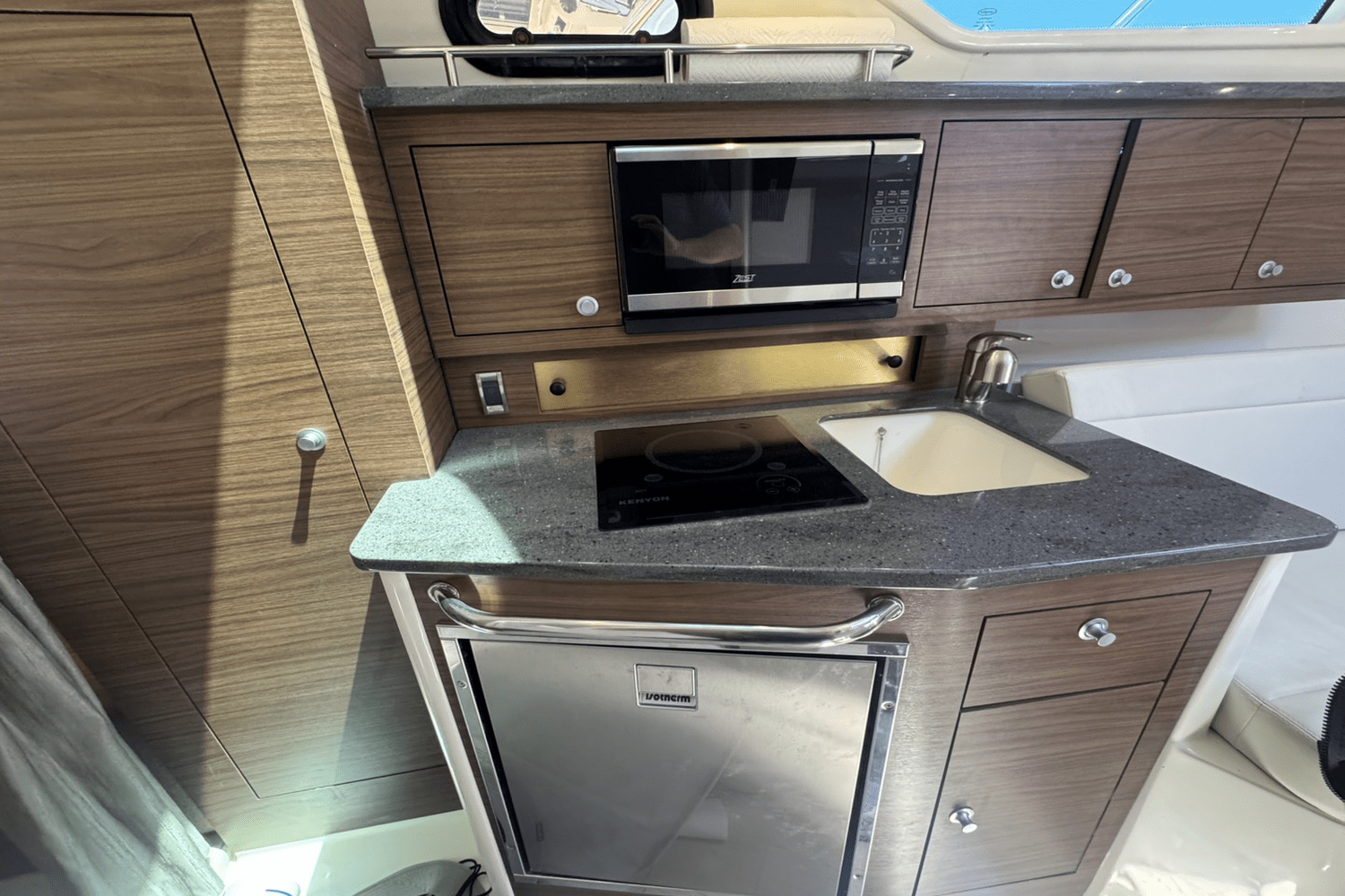 2022 Boston Whaler 325 Conquest Image Thumbnail #10