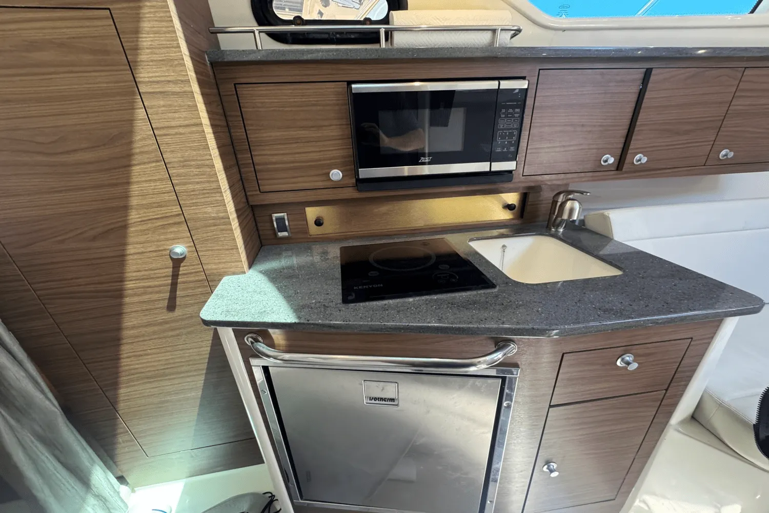 2022 Boston Whaler 325 Conquest Image Thumbnail #10
