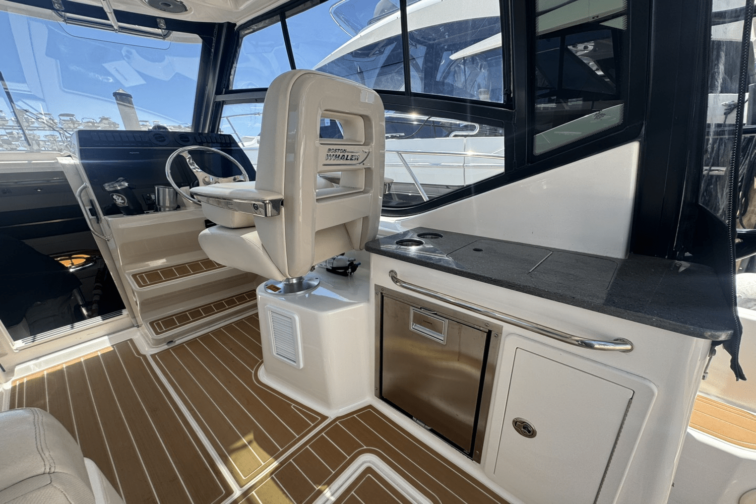 2022 Boston Whaler 325 Conquest Image Thumbnail #6