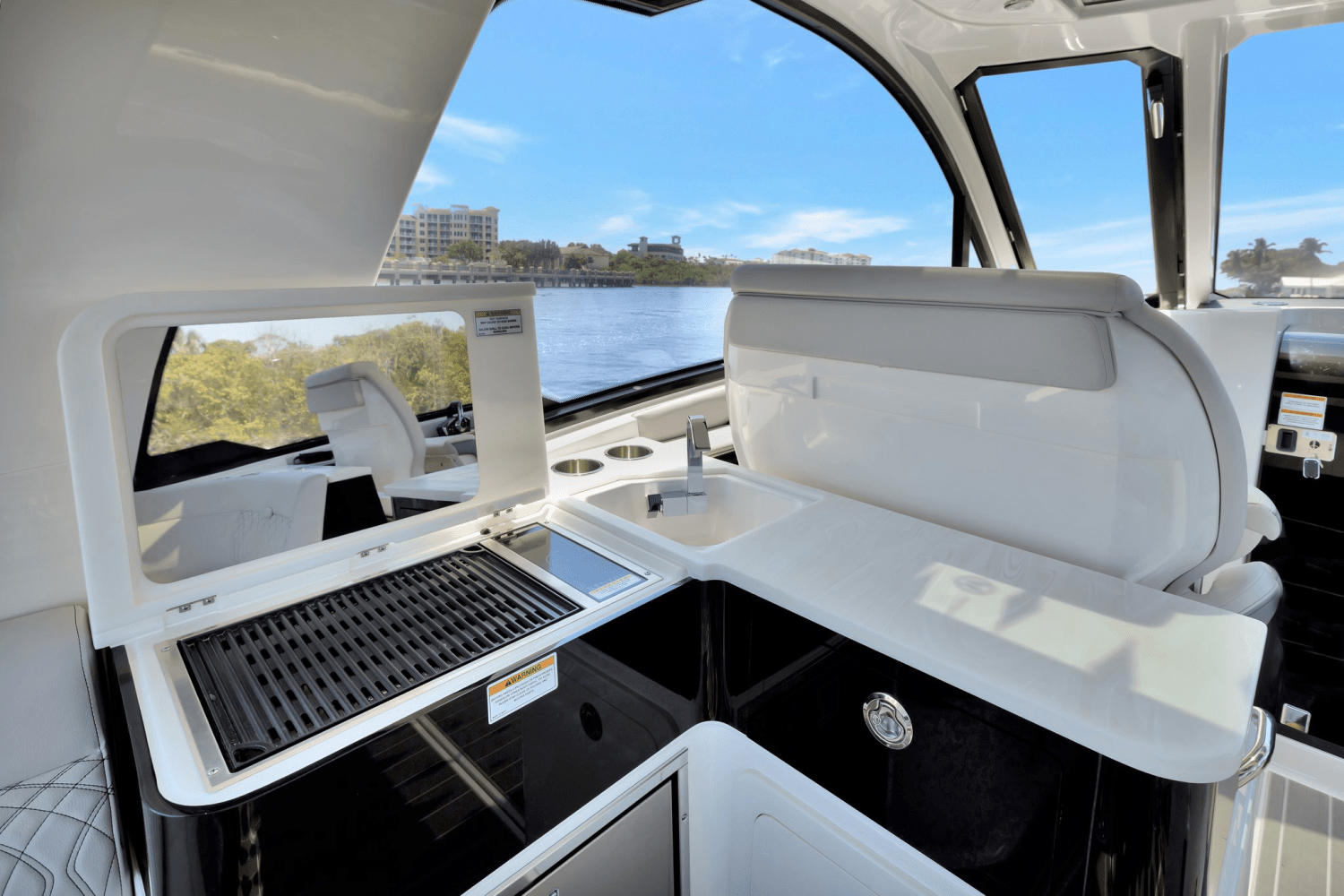 2024 Sea Ray 370 SUNDANCER OUTBOARD Image Thumbnail #12