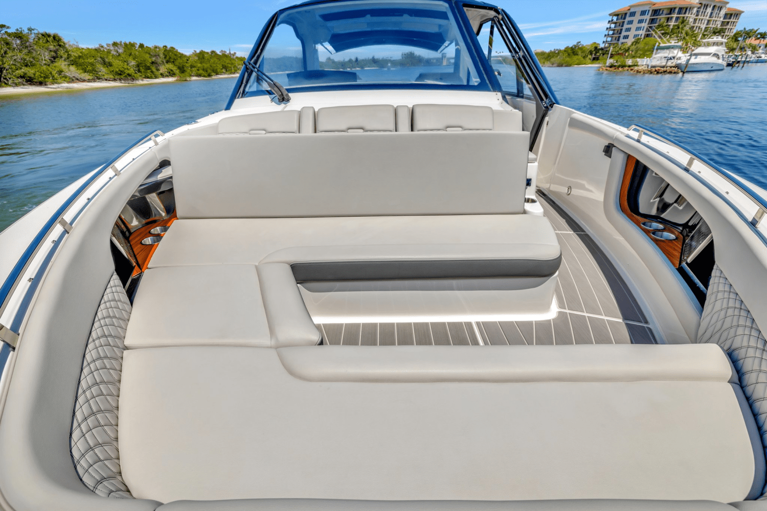 2024 Sea Ray 370 SUNDANCER OUTBOARD Image Thumbnail #30