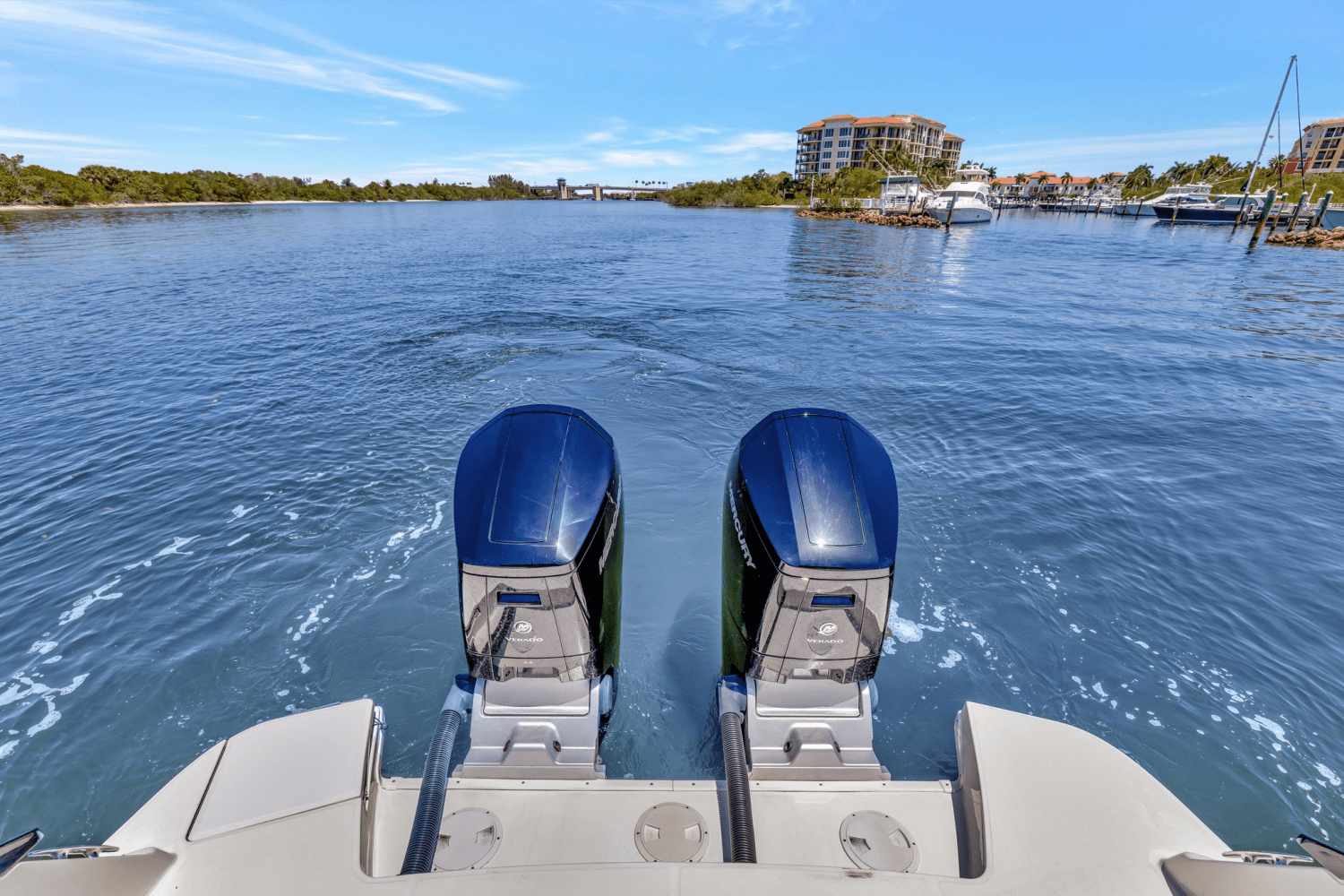 2024 Sea Ray 370 SUNDANCER OUTBOARD Image Thumbnail #3