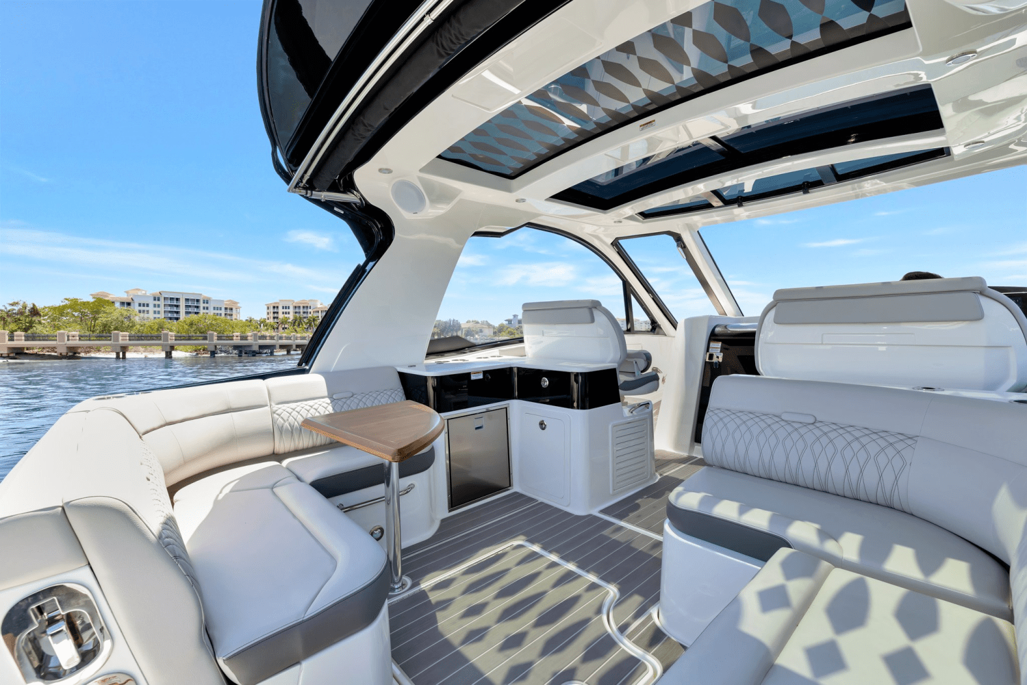 2024 Sea Ray 370 SUNDANCER OUTBOARD Image Thumbnail #5