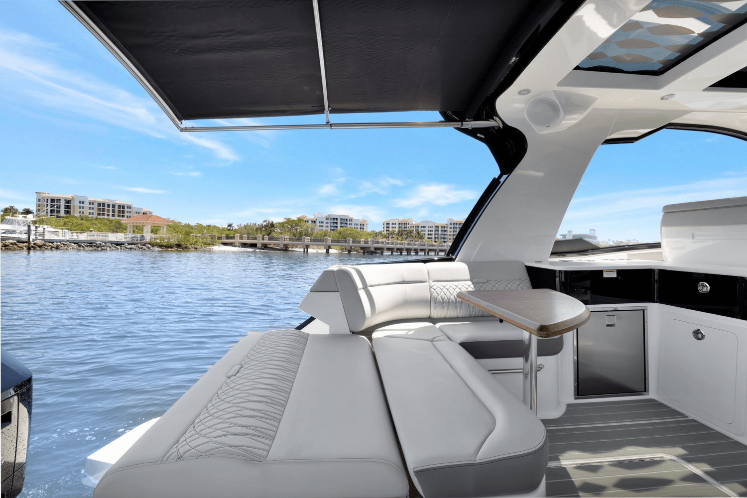2024 Sea Ray 370 SUNDANCER OUTBOARD Image Thumbnail #4