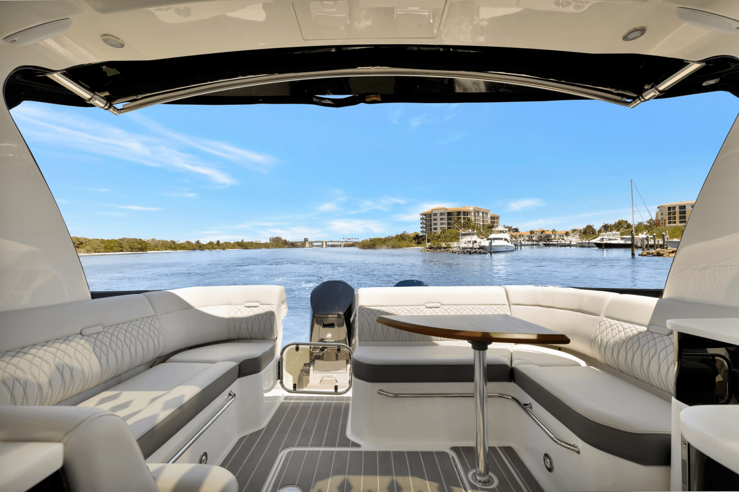 2024 Sea Ray 370 SUNDANCER OUTBOARD Image Thumbnail #7