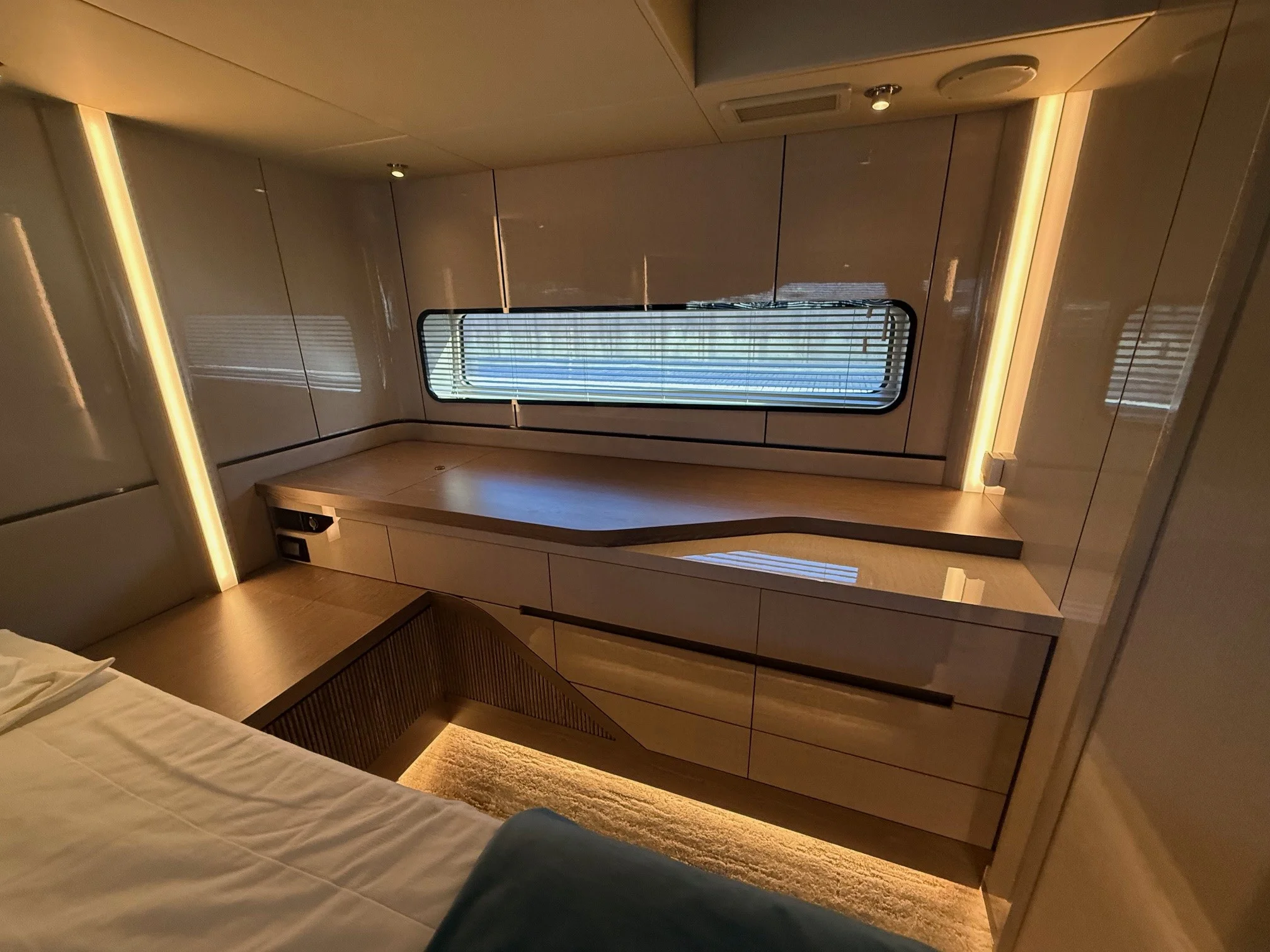 2026 Cruisers Yachts 57 FLY Image Thumbnail #27