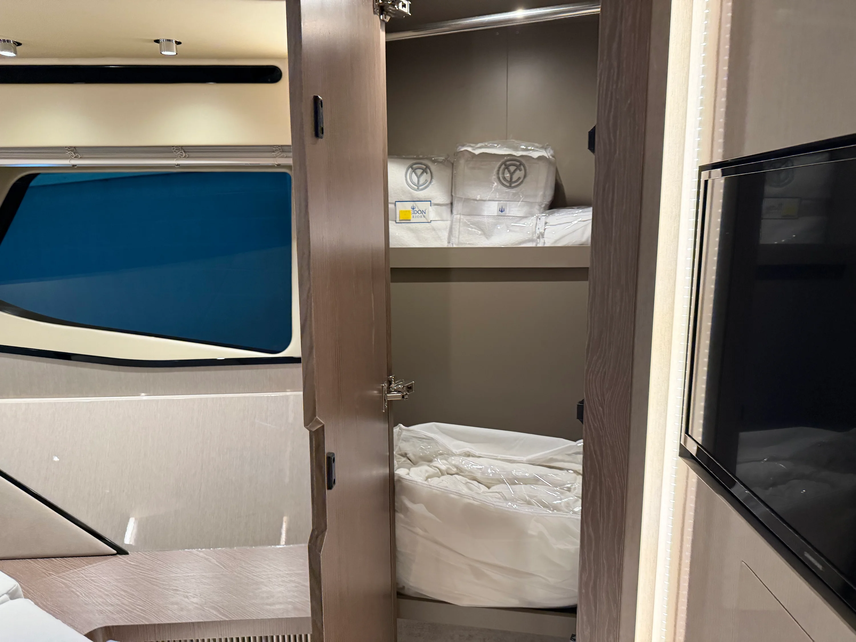 2026 Cruisers Yachts 57 FLY Image Thumbnail #57