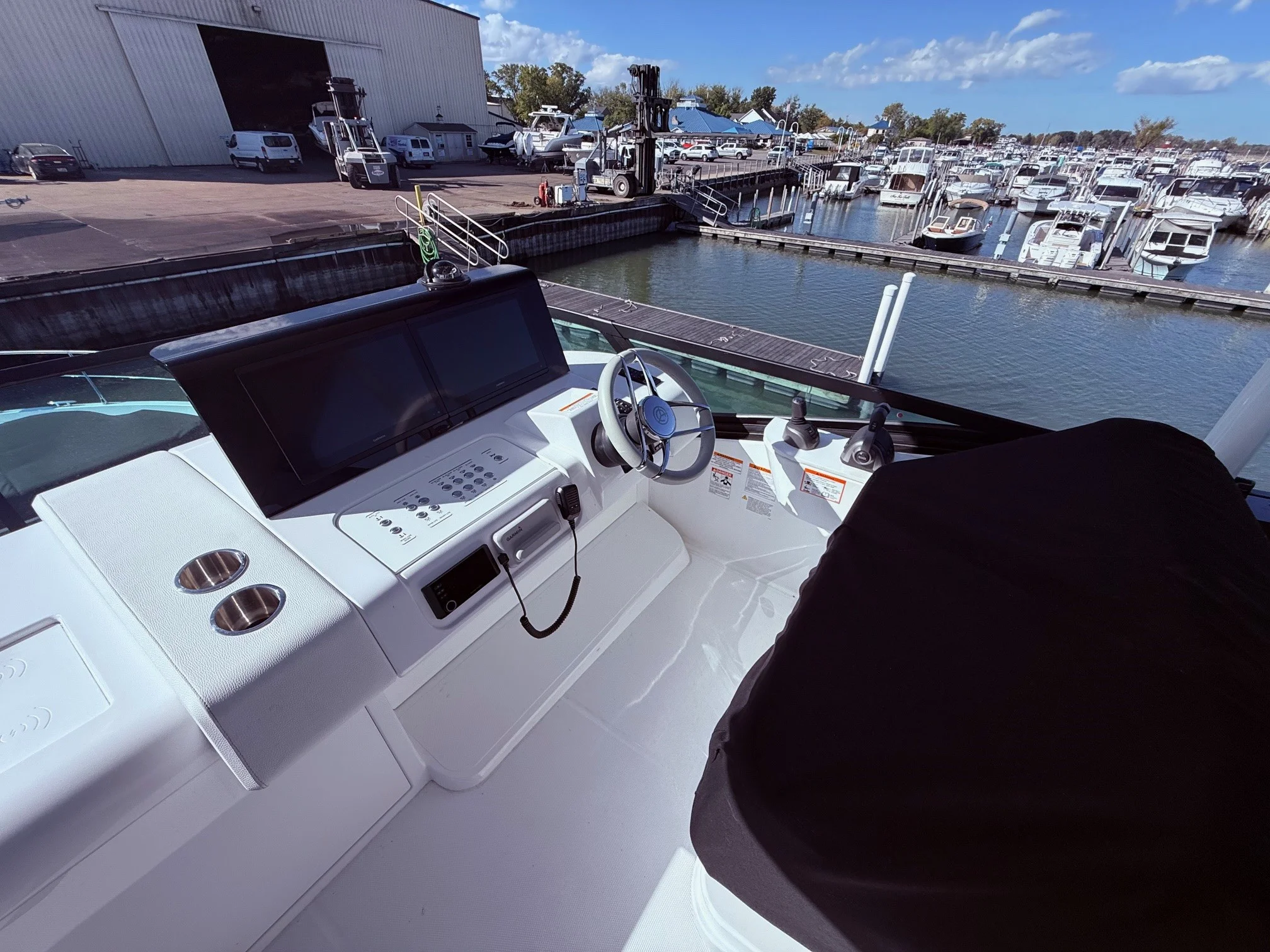 2026 Cruisers Yachts 57 Fly Image Thumbnail #10