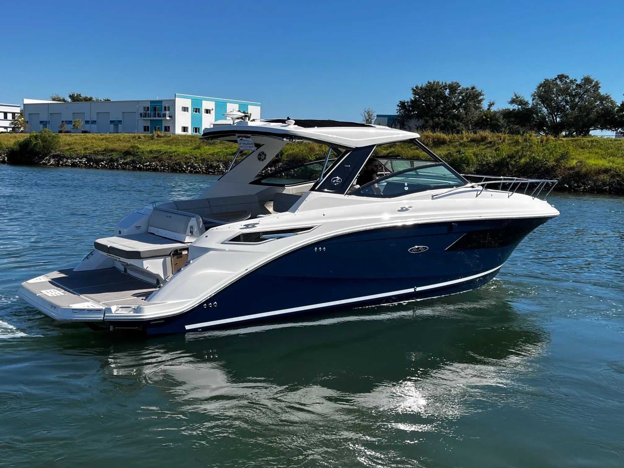2024 Sea Ray 320 SUNDANCER Image Thumbnail #5