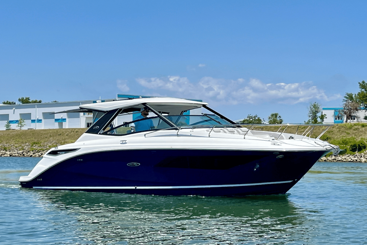 2024 Sea Ray 320 SUNDANCER Image Thumbnail #2