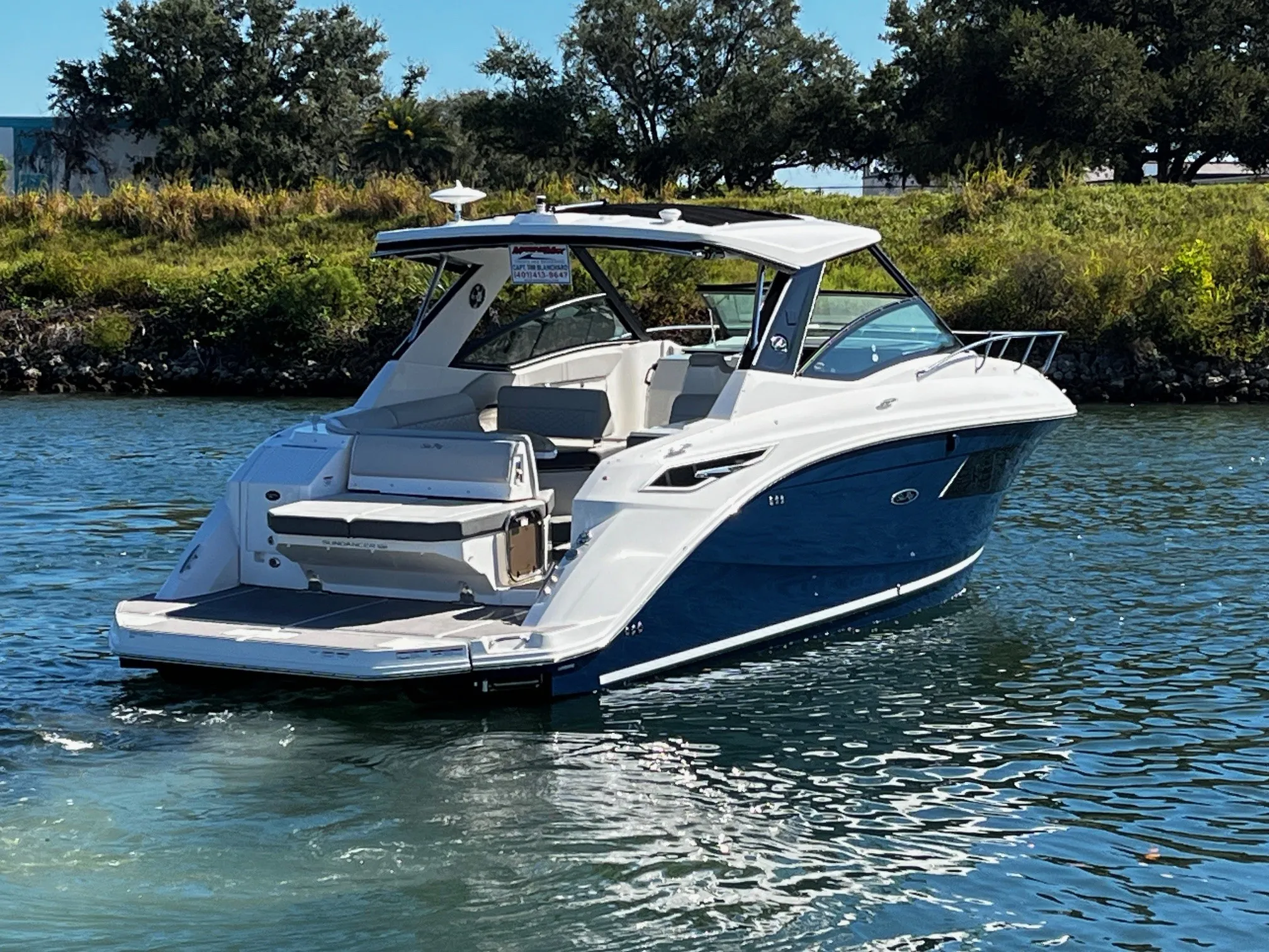 2024 Sea Ray 320 SUNDANCER Image Thumbnail #3