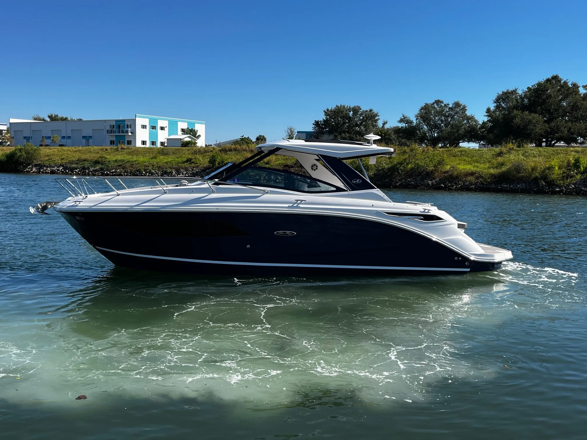 2024 Sea Ray 320 SUNDANCER Image Thumbnail #0
