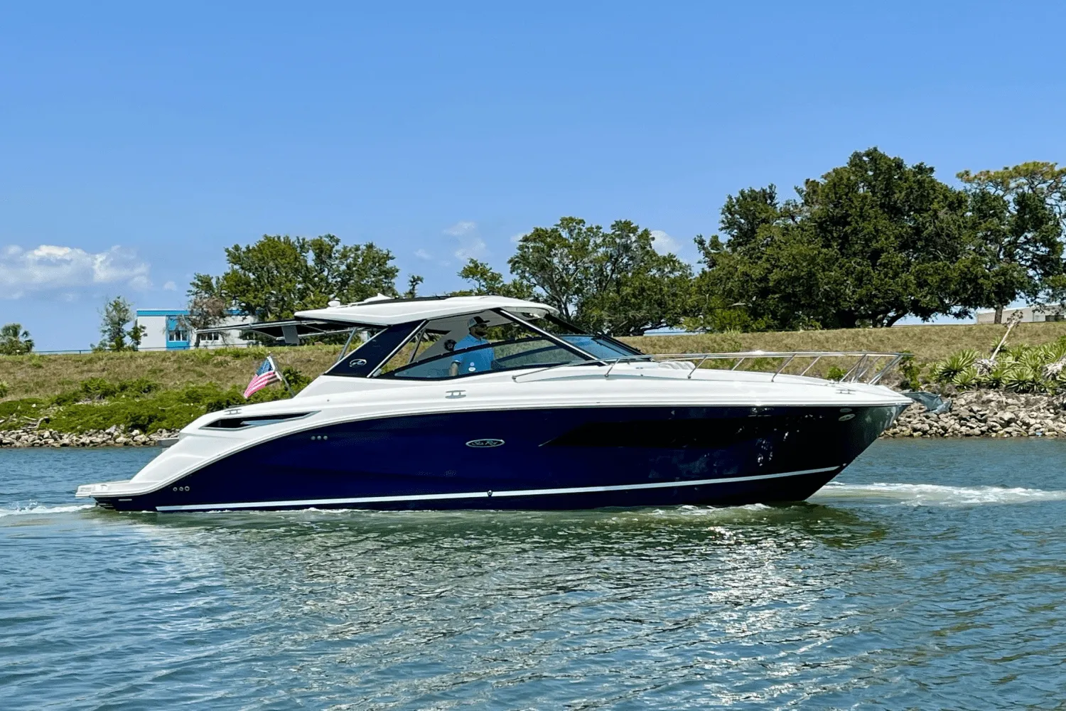 2024 Sea Ray 320 SUNDANCER Image Thumbnail #3