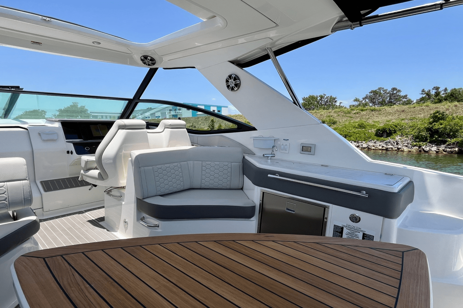 2024 Sea Ray 320 SUNDANCER Image Thumbnail #13