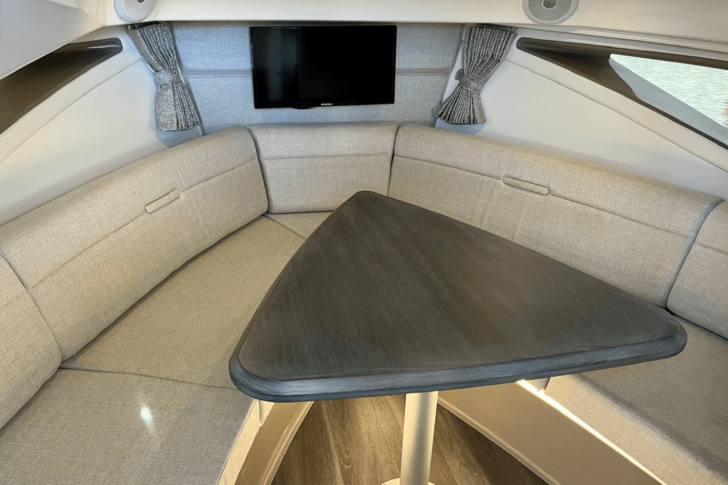 2024 Sea Ray 320 SUNDANCER Image Thumbnail #27
