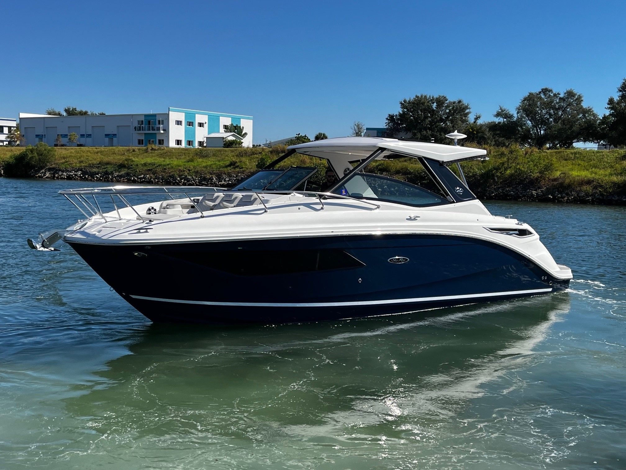 2024 Sea Ray 320 SUNDANCER Image Thumbnail #1