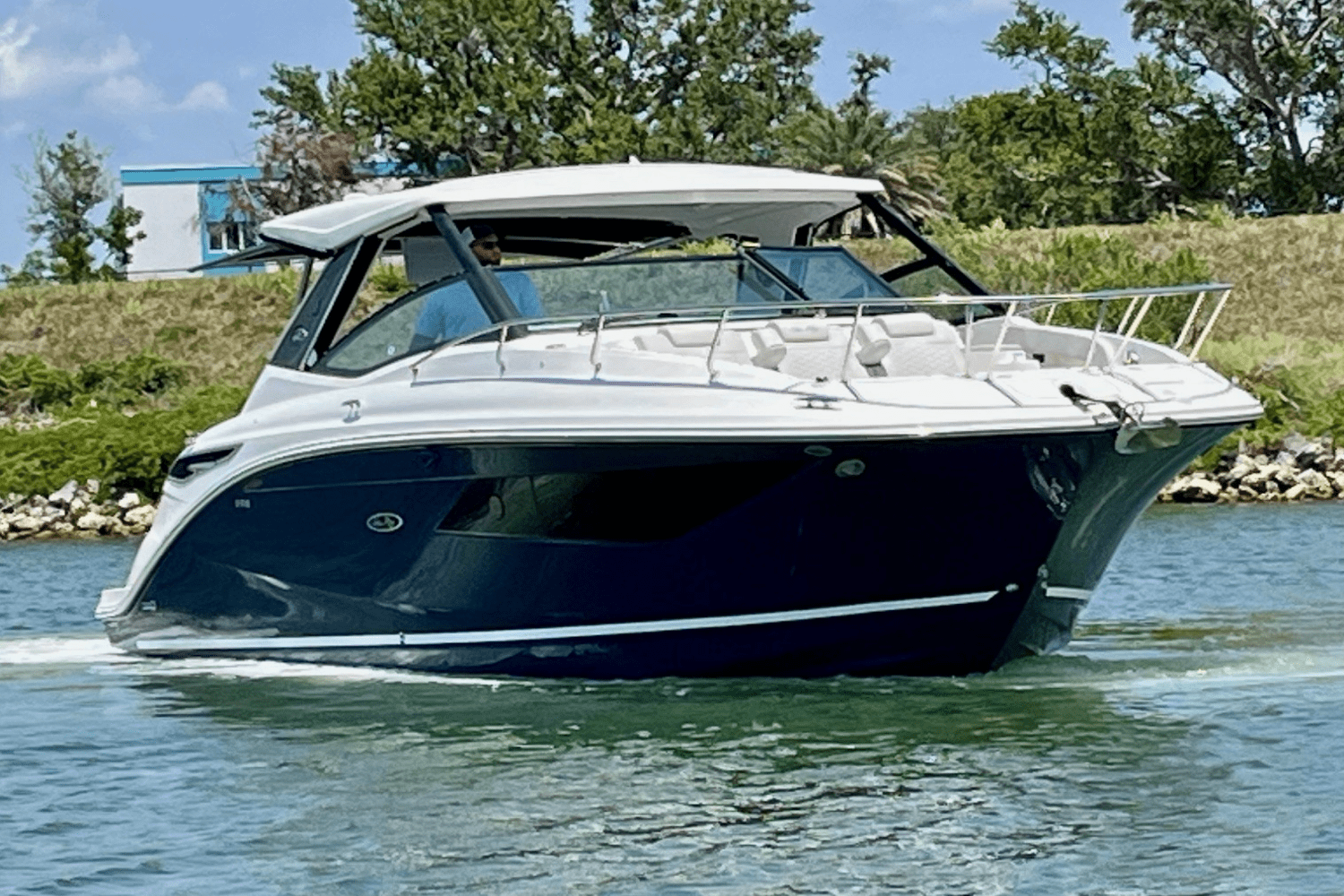 2024 Sea Ray 320 SUNDANCER Image Thumbnail #3