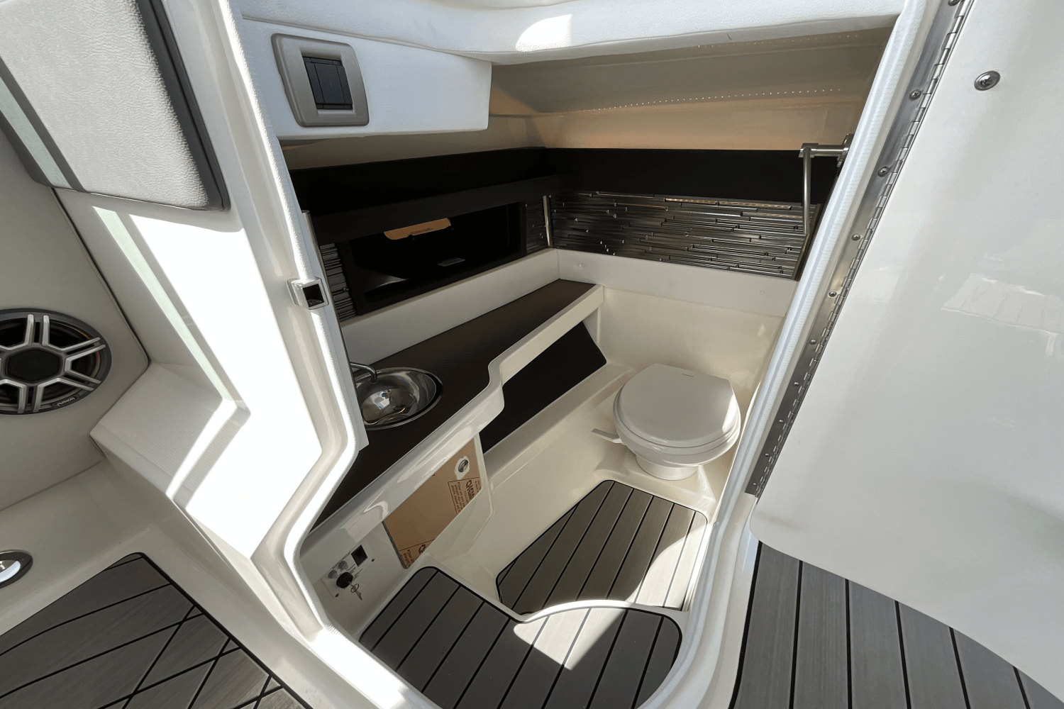 2026 Sea Ray SLX 310 Outboard Image Thumbnail #28