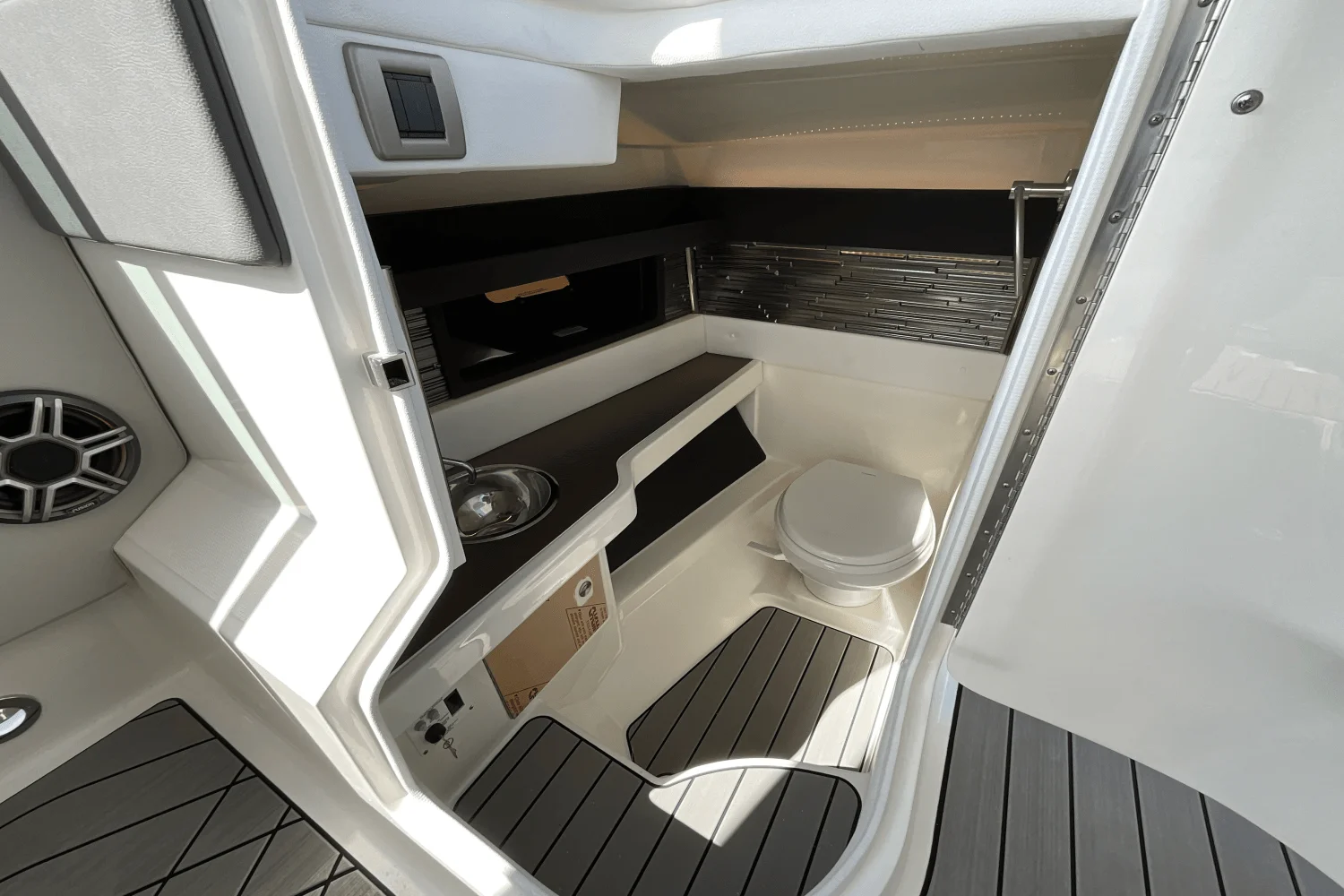 2026 Sea Ray SLX 310 Outboard Image Thumbnail #28