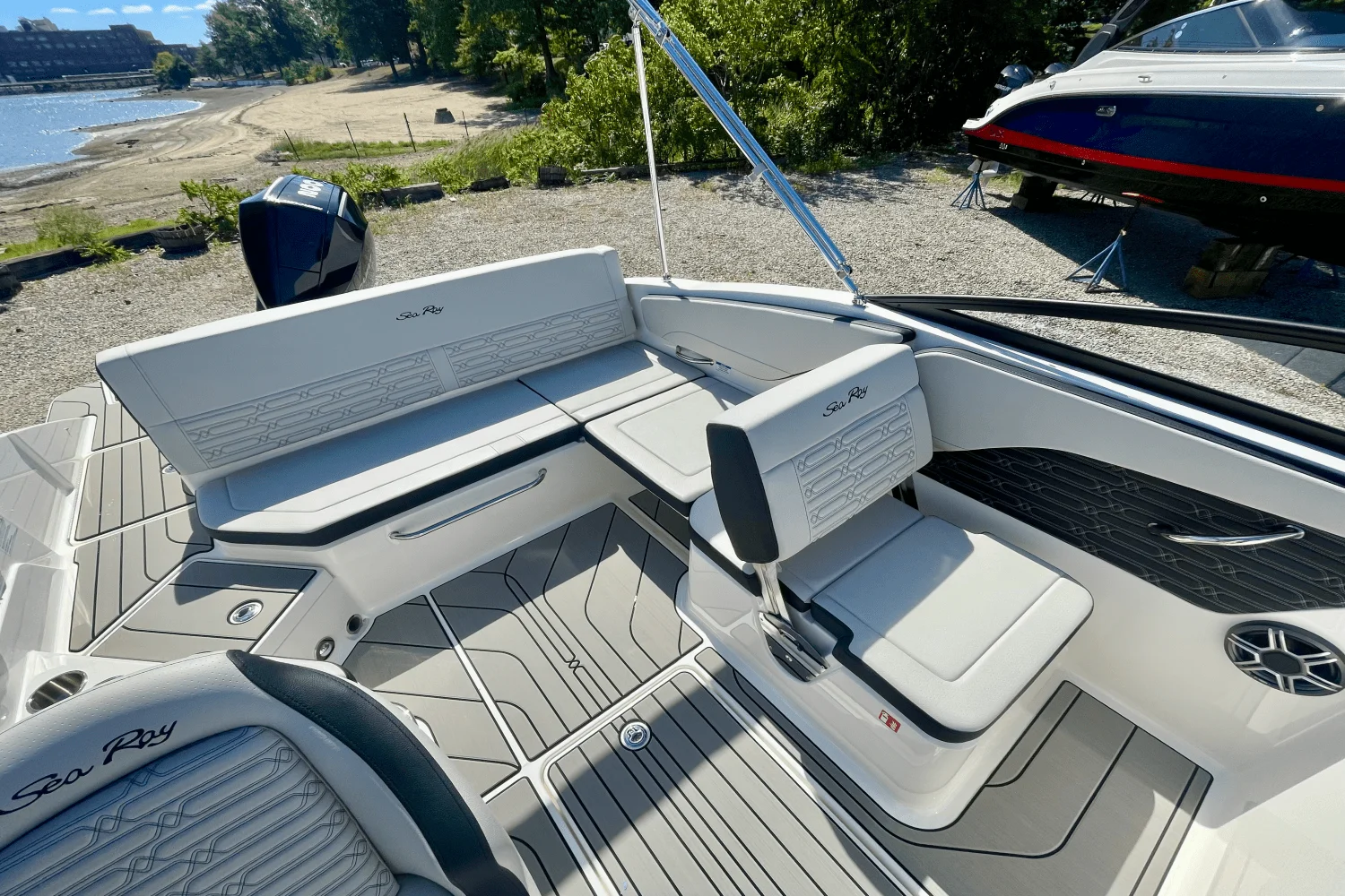 2026 Sea Ray SPX 210 Outboard Image Thumbnail #10