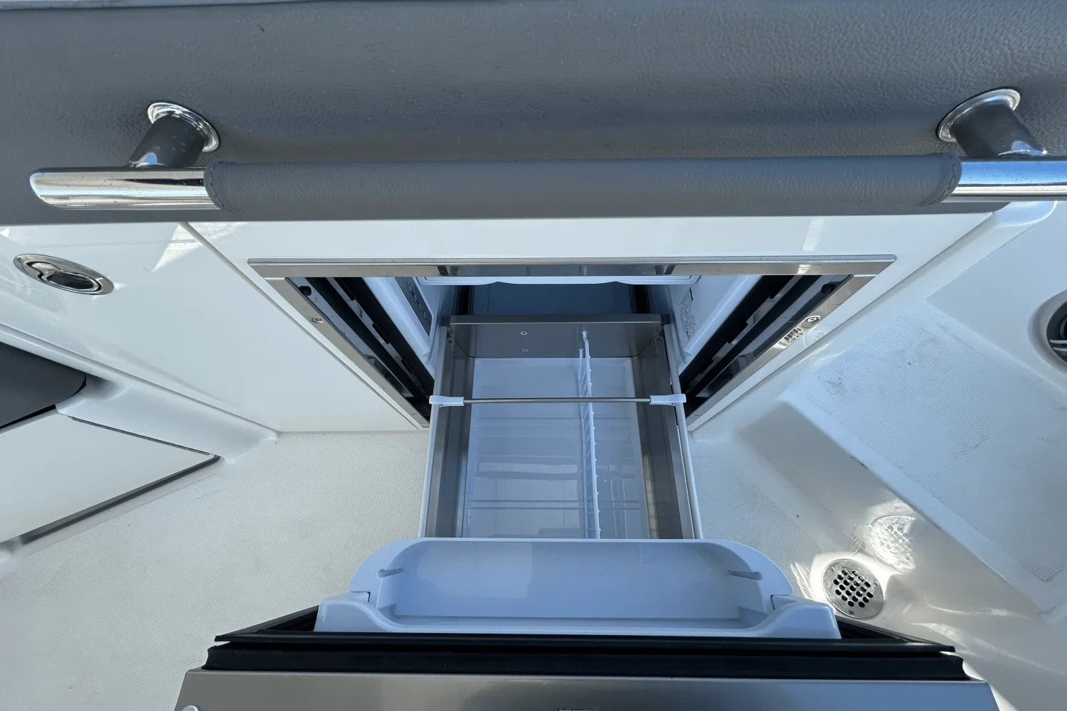 2026 Sea Ray SLX 350 Outboard Image Thumbnail #30