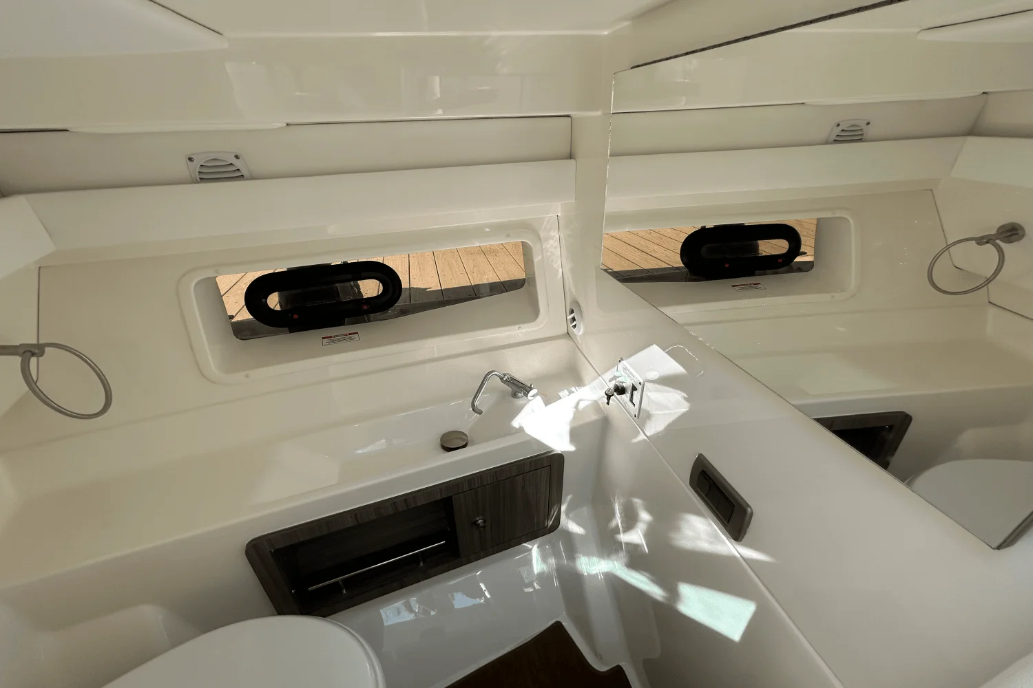 2026 Sea Ray SLX 350 Outboard Image Thumbnail #14