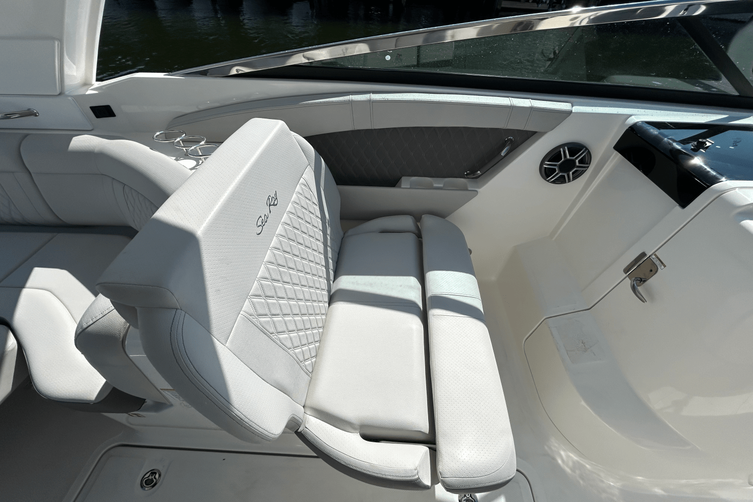 2026 Sea Ray SLX 350 Outboard Image Thumbnail #27