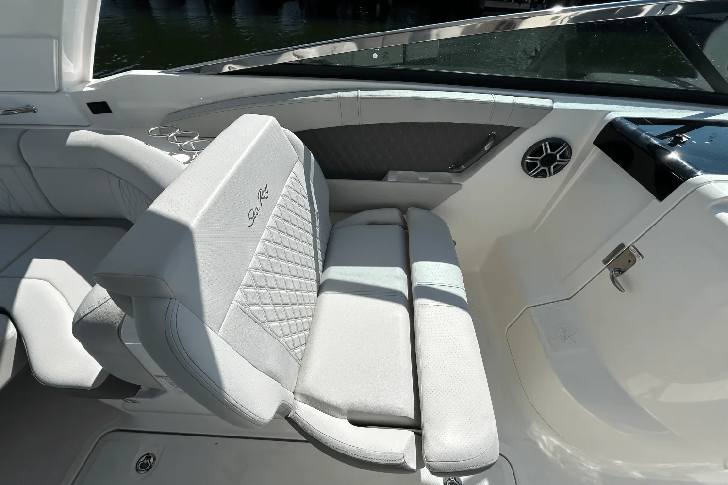 2026 Sea Ray SLX 350 Outboard Image Thumbnail #32