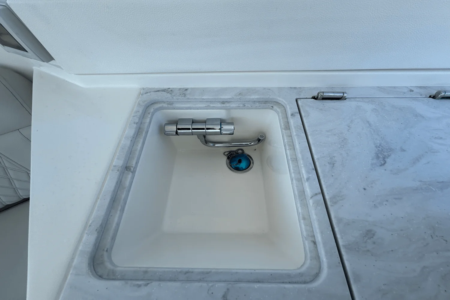 2026 Sea Ray SLX 350 Outboard Image Thumbnail #28