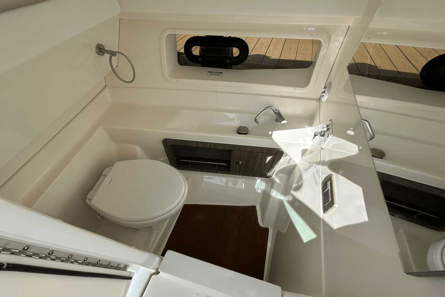 2026 Sea Ray SLX 350 Outboard Image Thumbnail #15