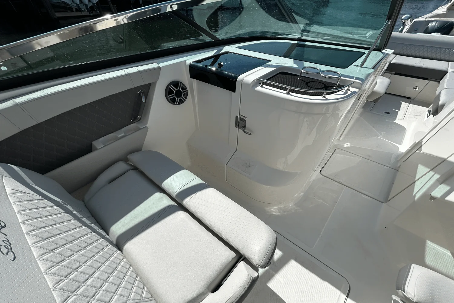 2026 Sea Ray SLX 350 Outboard Image Thumbnail #26