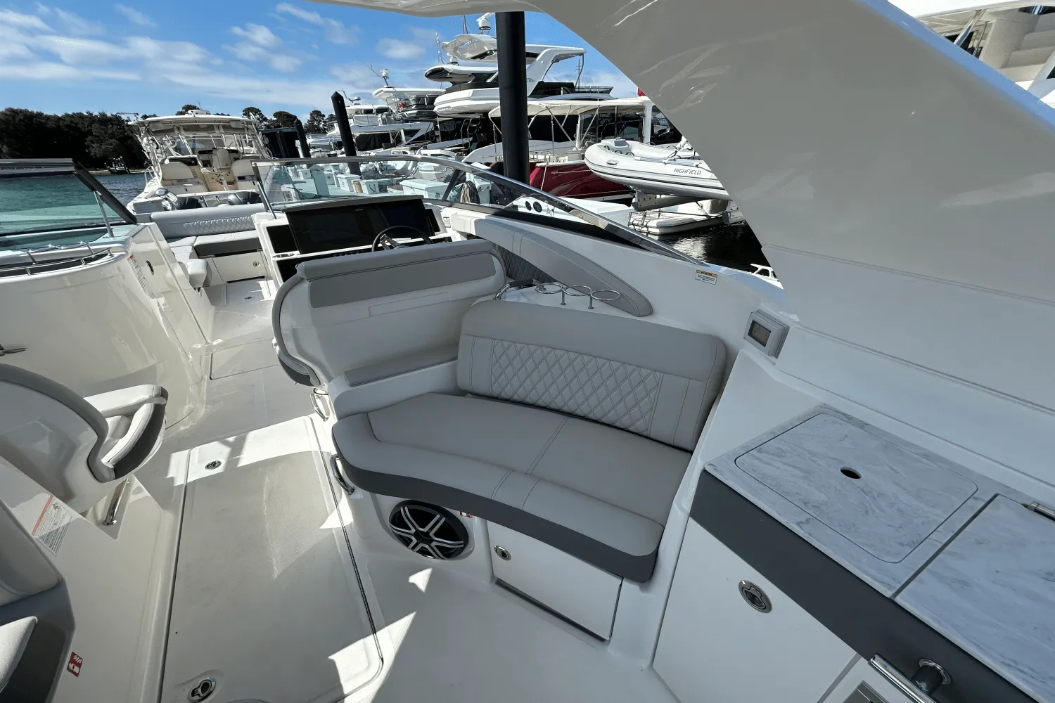 2026 Sea Ray SLX 350 Outboard Image Thumbnail #32