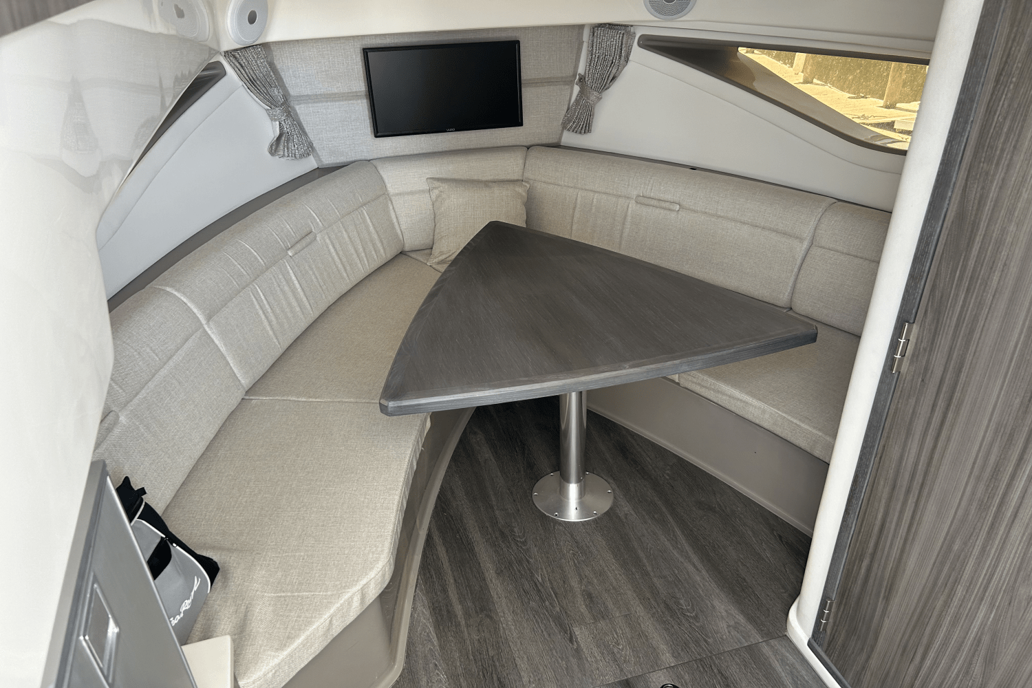 2022 Sea Ray Sundancer 320 OB Image Thumbnail #11