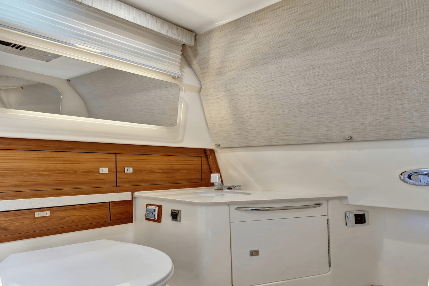 2020 Boston Whaler 420 OUTRAGE Image Thumbnail #15