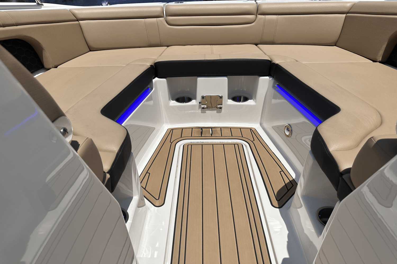 2023 Sea Ray 290 SDX OB Image Thumbnail #7