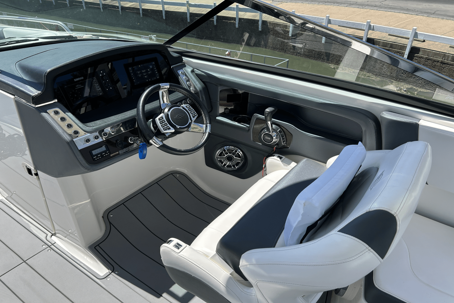 2021 Chaparral 30 SURF Image Thumbnail #2