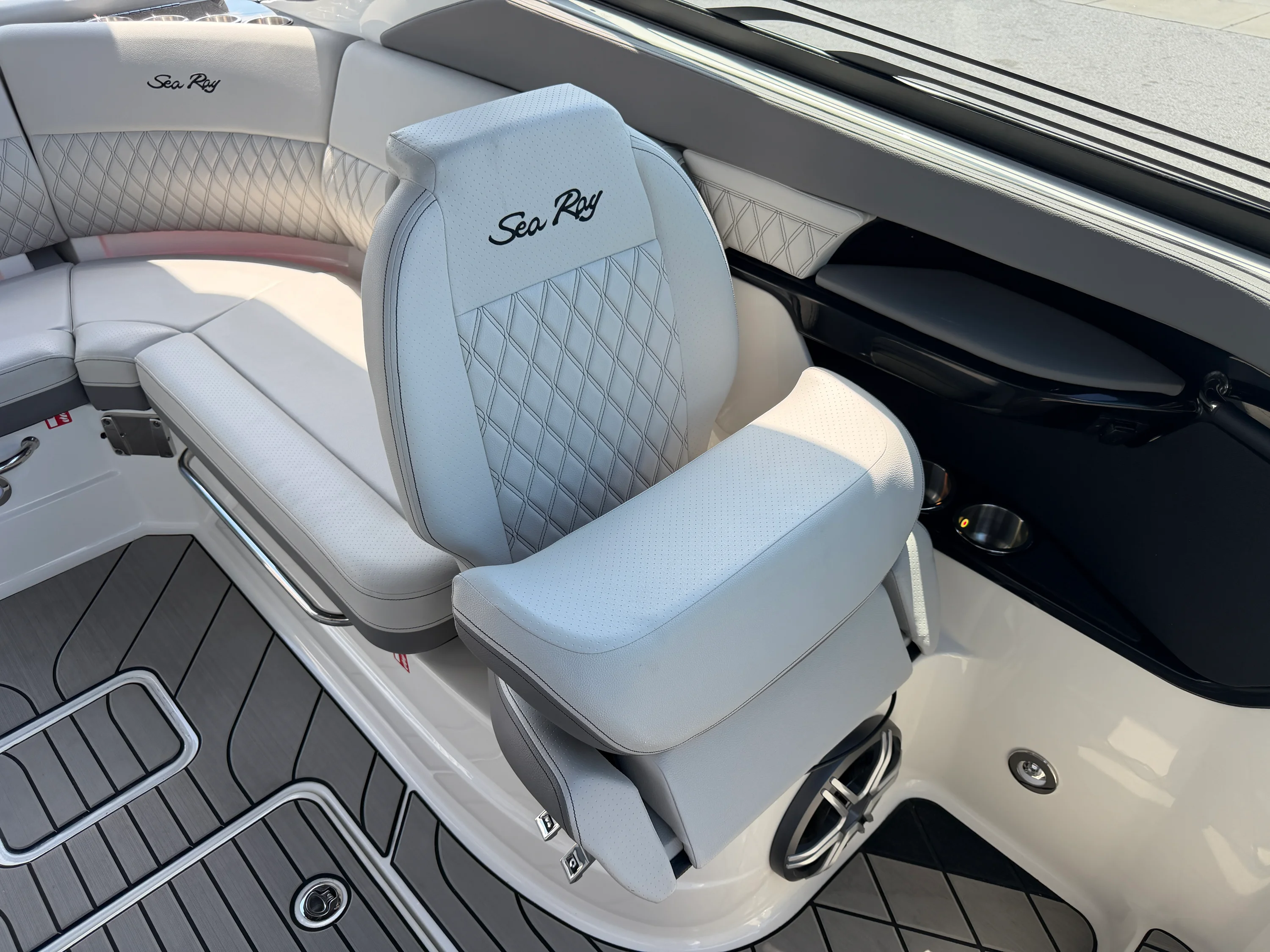 2026 Sea Ray SLX 260 Image Thumbnail #51