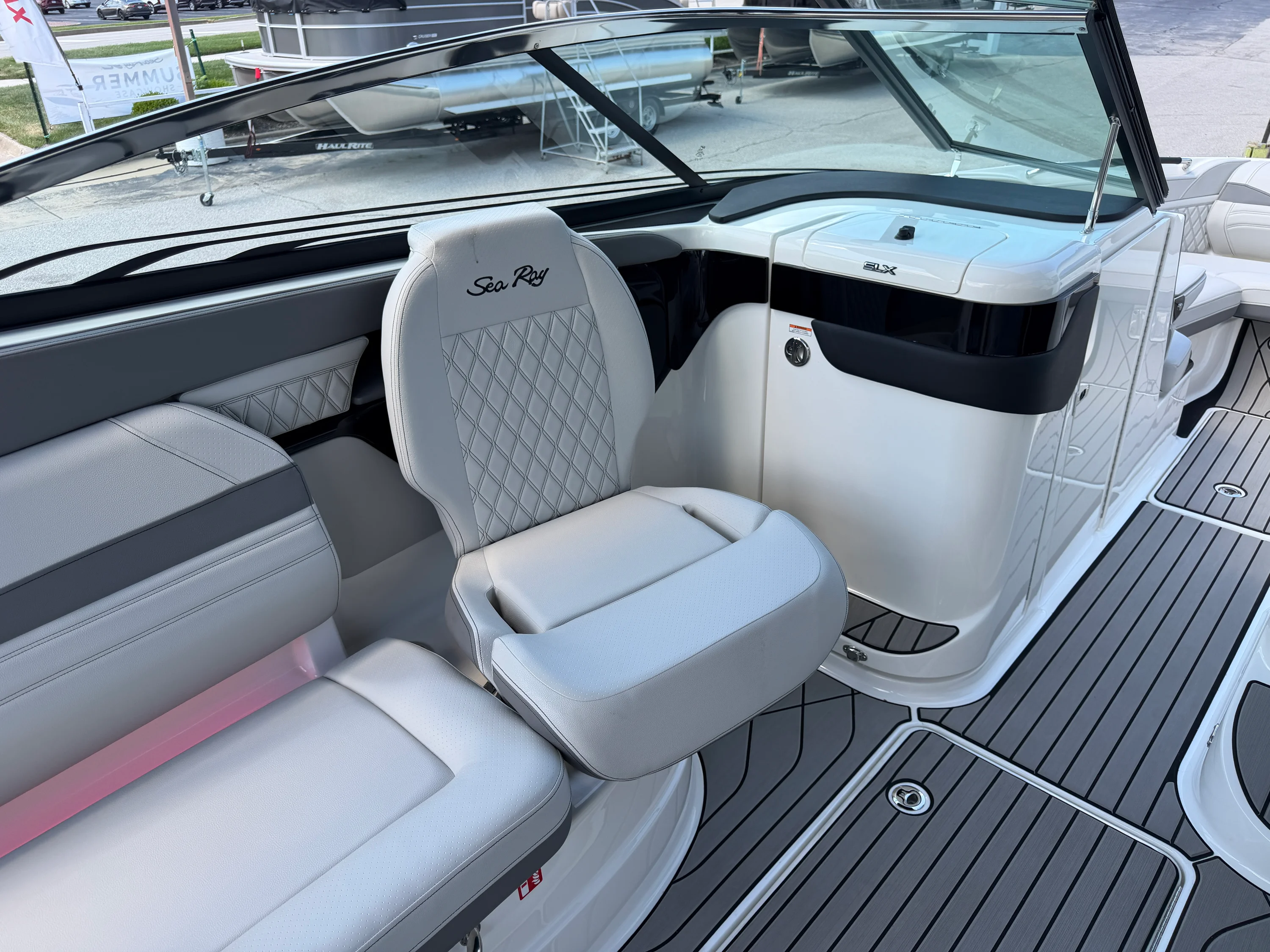2026 Sea Ray SLX 260 Image Thumbnail #39