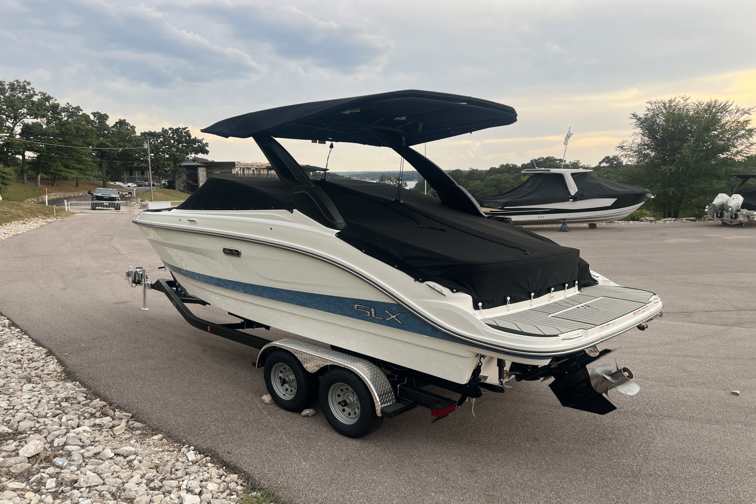 2026 Sea Ray SLX 260 Image Thumbnail #3