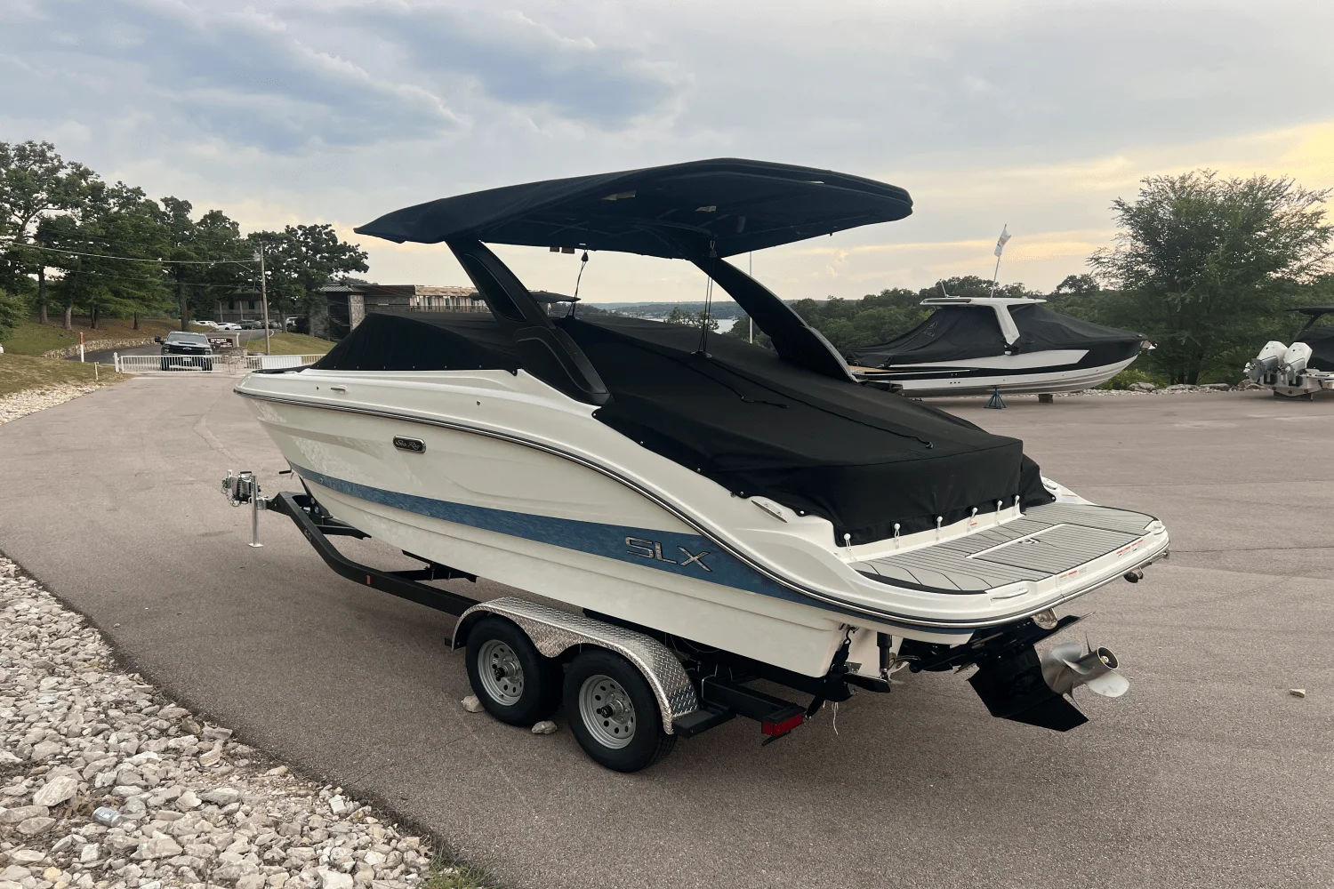 2026 Sea Ray SLX 260 Image Thumbnail #3