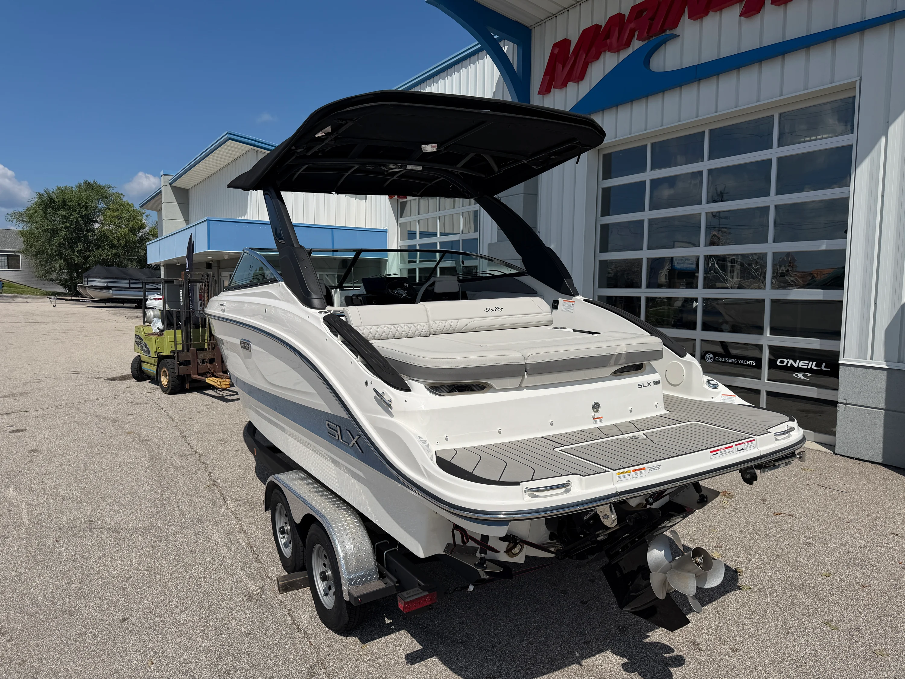 2026 Sea Ray SLX 260 Image Thumbnail #2