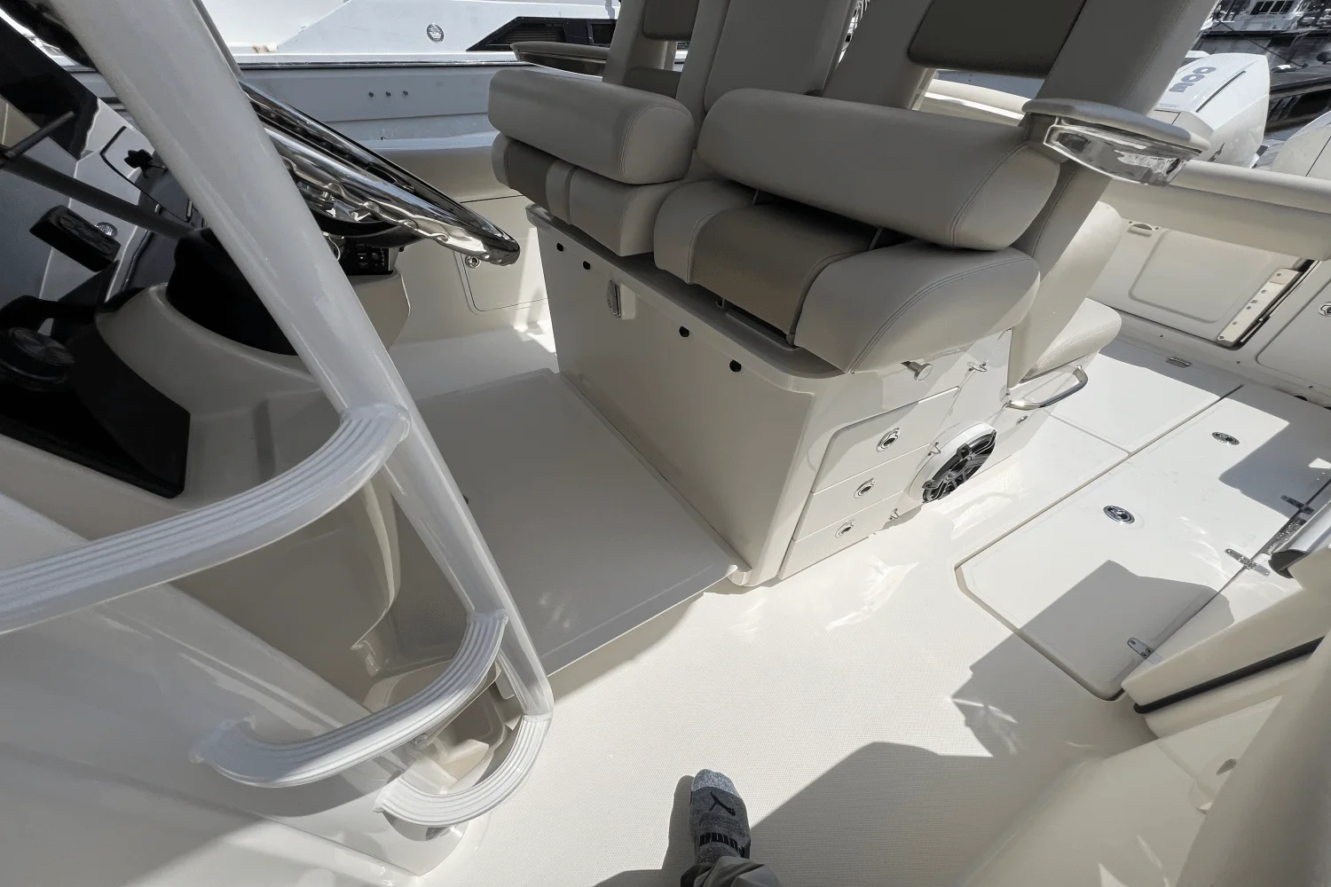 2023 Boston Whaler 330 OUTRAGE Image Thumbnail #11