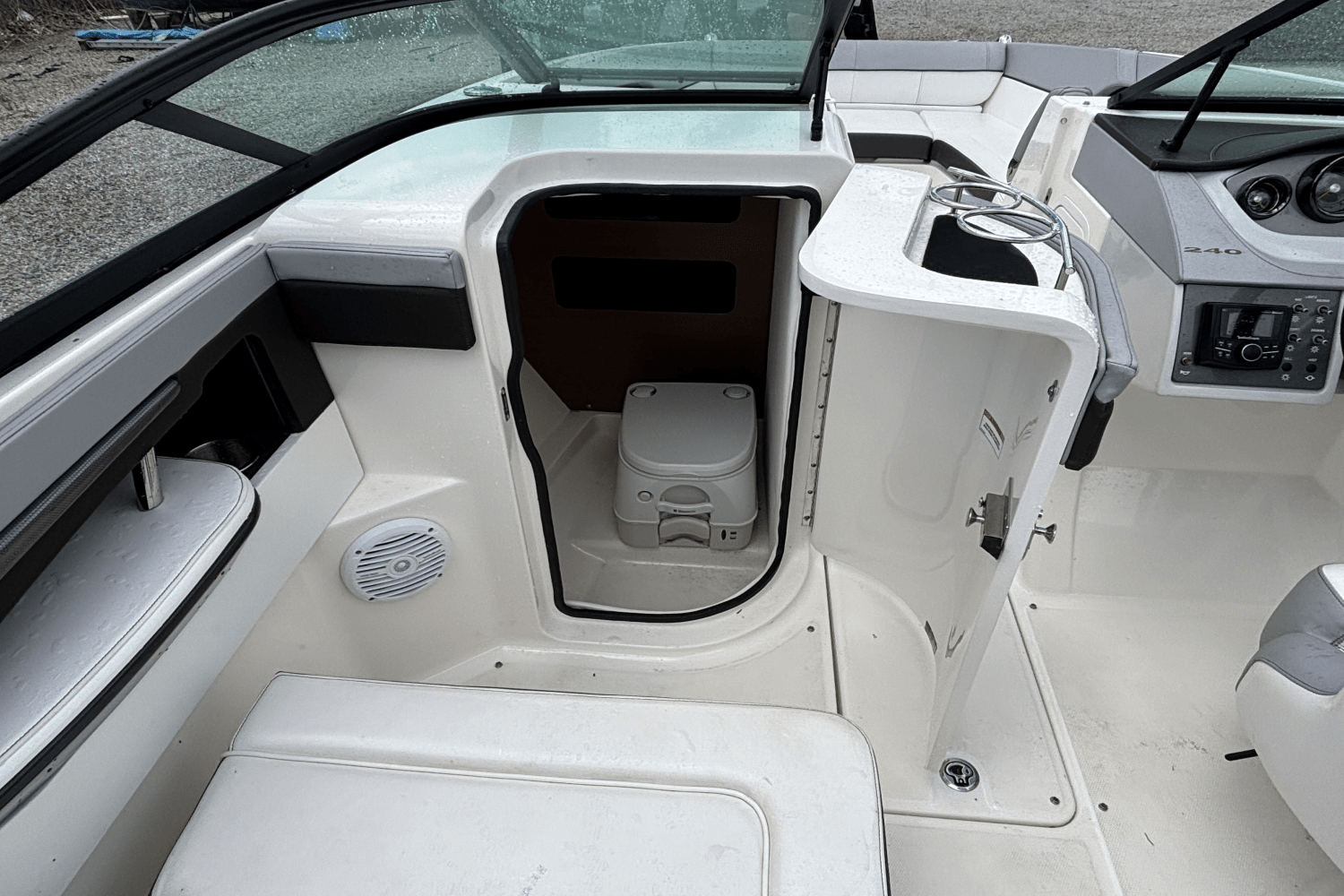 2016 Sea Ray 240 SUNDECK OUTBOARD Image Thumbnail #9